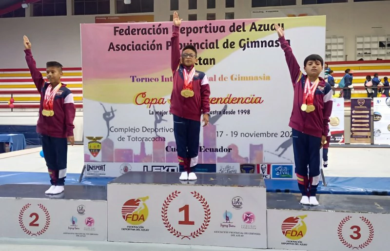 Isaac en el podio de la Copa Independencia de Gimnasia